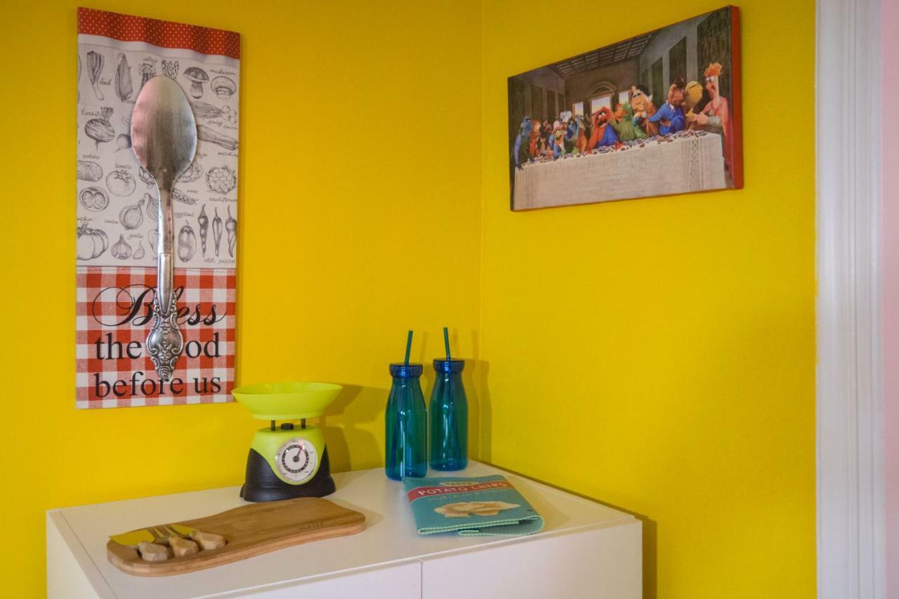 Casa de colores, next to the metro Atene Esterno foto
